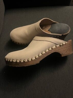Sandgrens Beige/White Studded Leather Clogs 40